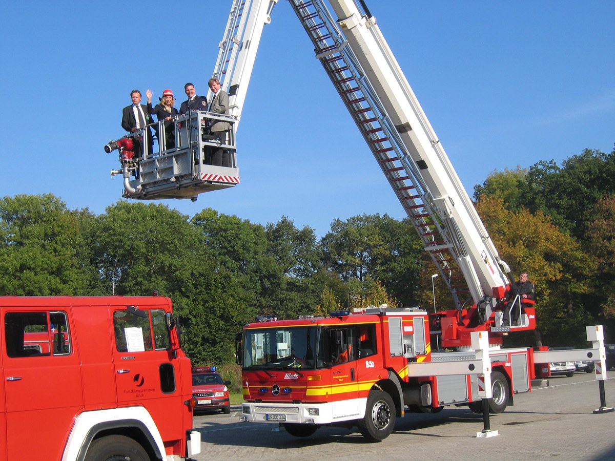 2005-10-13-Probefahrt_Feuerwehrauto_klein_JPG