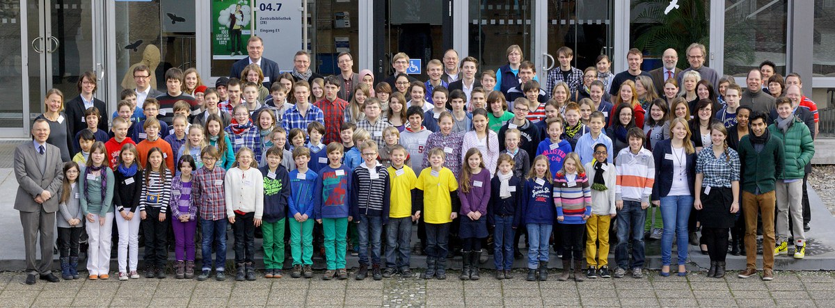Gruppenbild: Kinder und Jugendliche des Regionalwettbewerbs Jugend forscht - Schüler experimentieren am Forschungszentrum Jülich