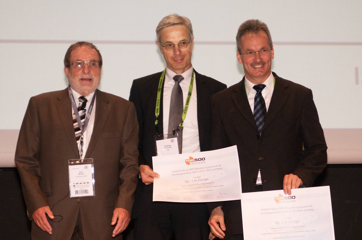 Übergabe der Auszeichnung für die TOP500 (v. l. n. r.): Prof. Hans Meuer (Organisator der ISC), Andreas Pflieger (IBM Deutschland GmbH) und Dr. Norbert Attig (Forschungszentrum Jülich).