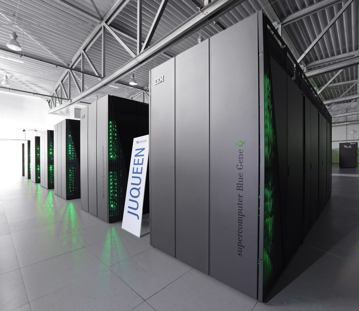 Der Jülicher Superrechner JUQUEEN ist erneut der leistungsstärkste Supercomputer Europas.