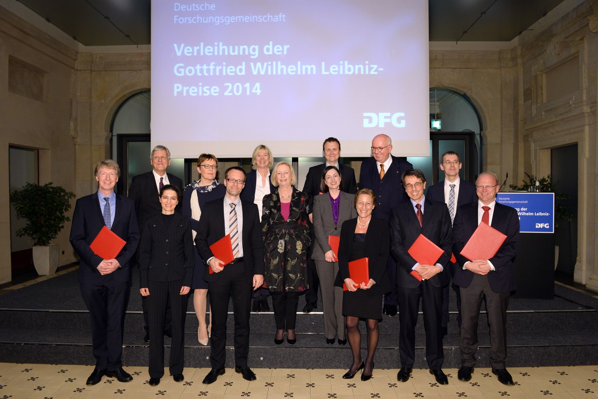 Gruppenfoto der Preisträger mit Minsterin Wanka und DFG-Präsident Peter Strohschneider