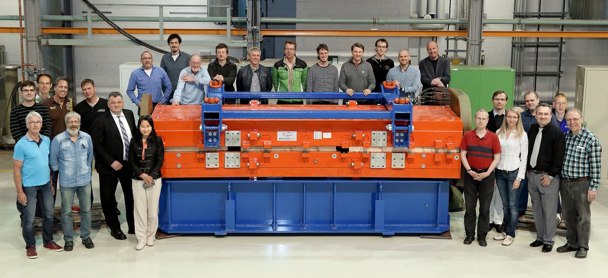 Gruppenbild Projektteam am ersten ausgelieferten Dipolmagneten