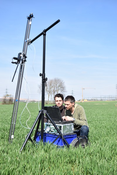 Jülicher Wissenschaftler Dr. Alexander Graf (r.) und Normen Hermes testen den Prototyp auf einem Weizenfeld in der Nähe des Forschungszentrums.