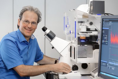 Der Jülicher Wissenschaftler Prof. Rudolf Merkel an einem konfokalen Fluoreszenzmikroskop