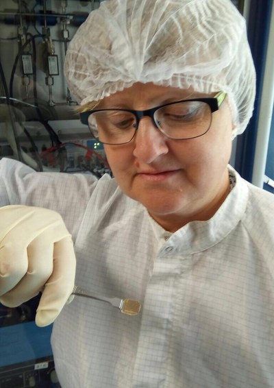 Dr. Hilde Hardtdegen mit dem Halbleiter/Metall Substrat Chip mit fertigem Transistoren-Array