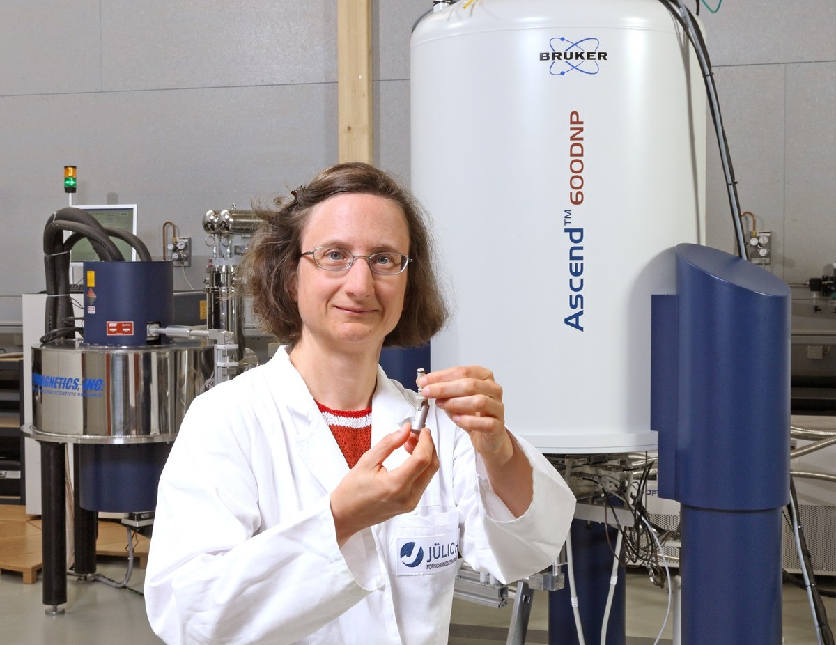 Prof. Henrike Heise vor dem 600 Megahertz DNP-verstärkten NMR-Spektrometer