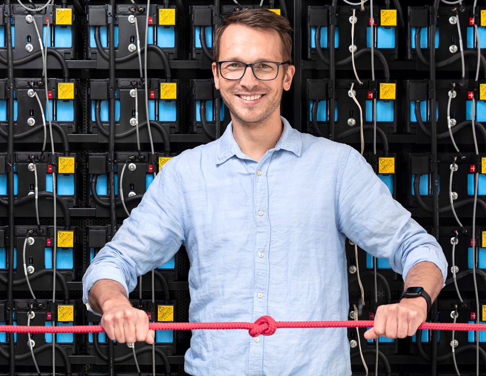 Dr. Luc Raijmakers vor einer großen Batterie.