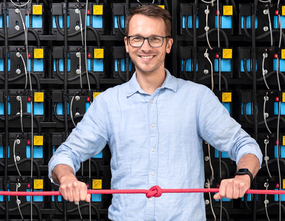 Dr. Luc Raijmakers vor einer großen Batterie.