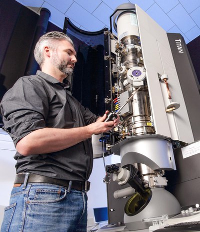 TITAN Elektronenmikroskop Hochformat