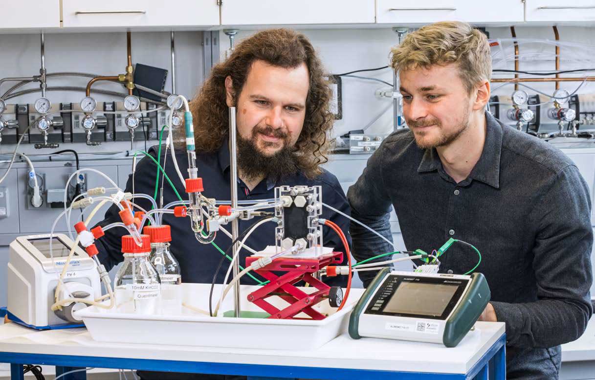 Bernhard Schmid (l.) und Maximilian Quentmeier mit ihrem Stack, der klimaschädliches CO2 in Kohlenmonoxid umwandelt.