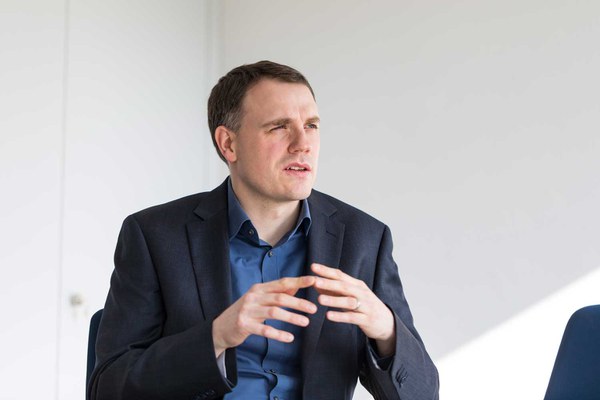 Dirk Witthaut im Gespräch.