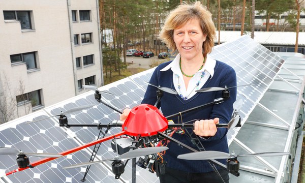 Claudia Buerhop-Lutz mit Drohne