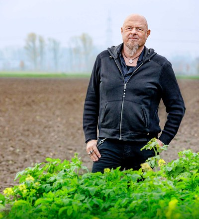 Frank Wendland auf einem Feld.