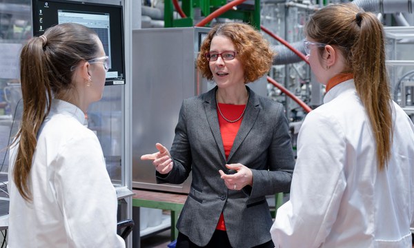 Regina Palkovits (m.) with young scientists