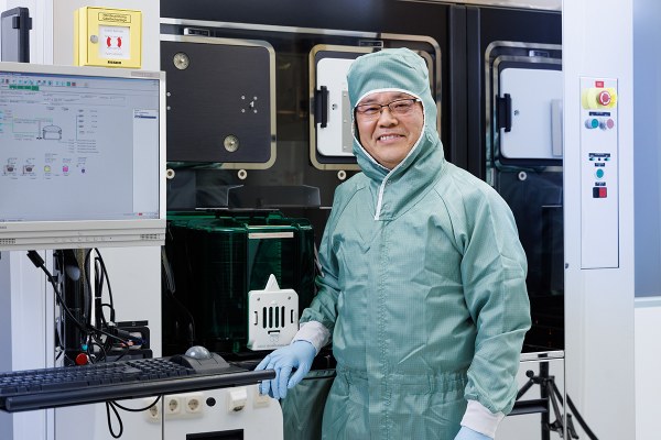 Forscher in Schutzkleidung