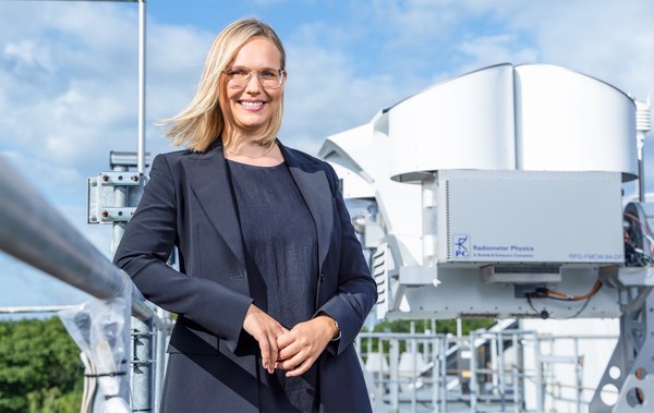 Frau vor einem Gebäude