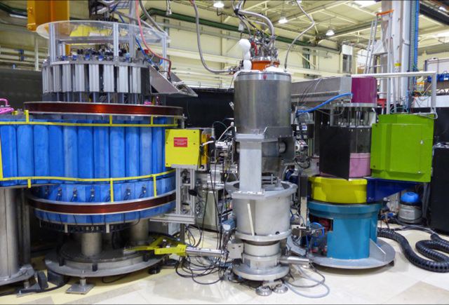 Kalte-Neutronen-Dreiachsenspektrometer IN12