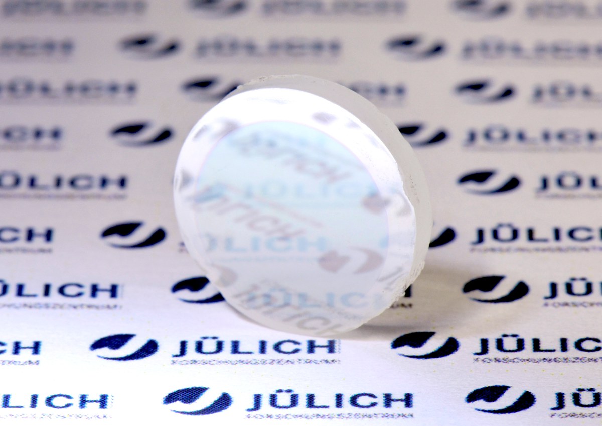 Mit Yttriumdioxid beschichtetes Zirkondioxid. Durch die unterschiedlichen thermischen Eigenschaften der beiden Materialien entsteht beim Erkalten in der Beschichtung eine hohe Druckspannung. Die Bildung von Rissen wird so effektiv behindert.