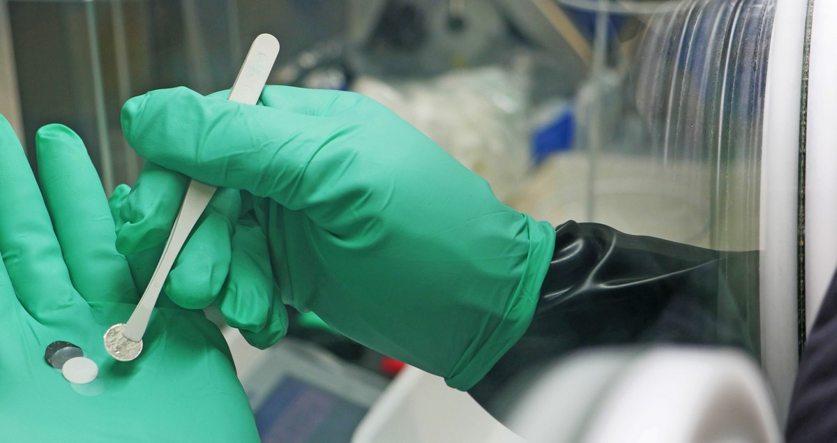 Lithium-Festkörperbatterie mit Hybridelektrolyt