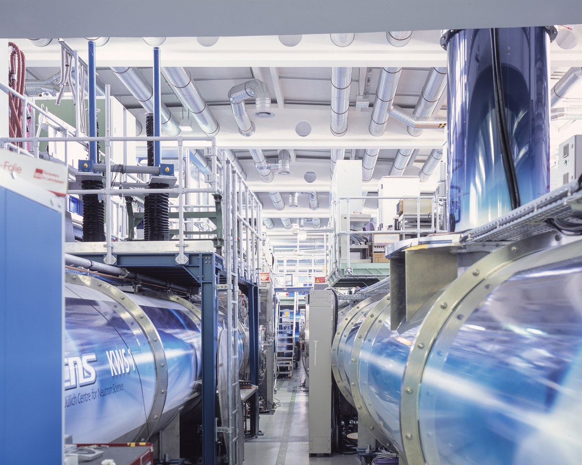 Kleinwinkelstreuanlage KWS-1 des Forschungszentrums Jülich am Heinz Maier-Leibnitz Zentrum in Garching (links im Bild)
