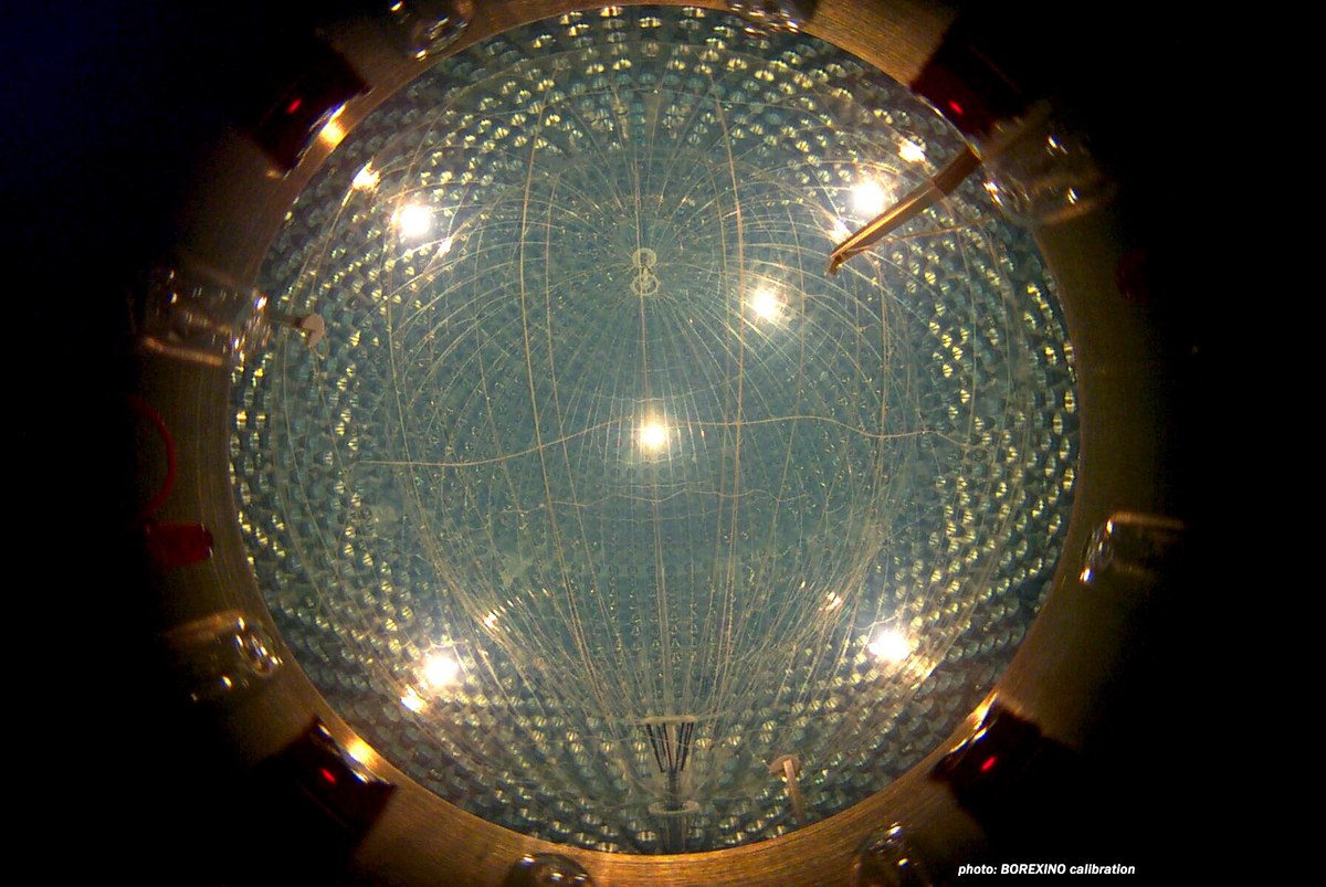 Ein Blick ins Innere des Borexino-Detektors: Sein zentraler Bestandteil ist ein extrem dünnwandiger, kugelförmiger Nylonballon, der 280 Tonnen einer speziellen Szintillatorflüssigkeit enthält.