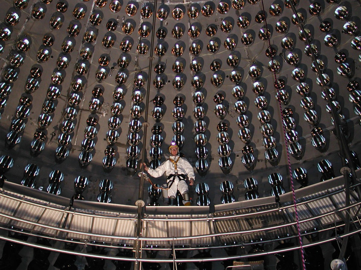 Borexiono: Im Detektor entstehen bei den seltenen Reaktionen mit Neutrinos winzige Lichtblitze.