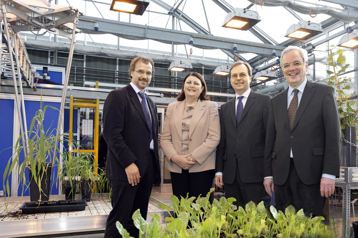 Gruppenfoto EU-Kommissarin Máire Geoghegan-Quinn mit dem Vorstandsvorsitzenden Prof. Achim Bachem, dem Parlamentarischen Staatssekretär Thomas Rachel und Prof. Ulrich Schurr, Leiter des Jülicher Instituts für Pflanzenwissenschaften