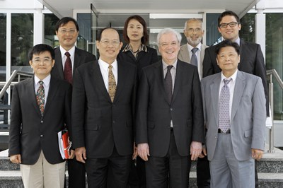 Delegation aus Taiwan mit Gastgebern am Forschungszentrum