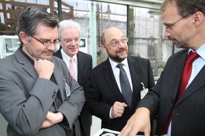 Prof. Ulrich Schurr erklärt Martin Schulz und Dietmar Nietan das BioSc