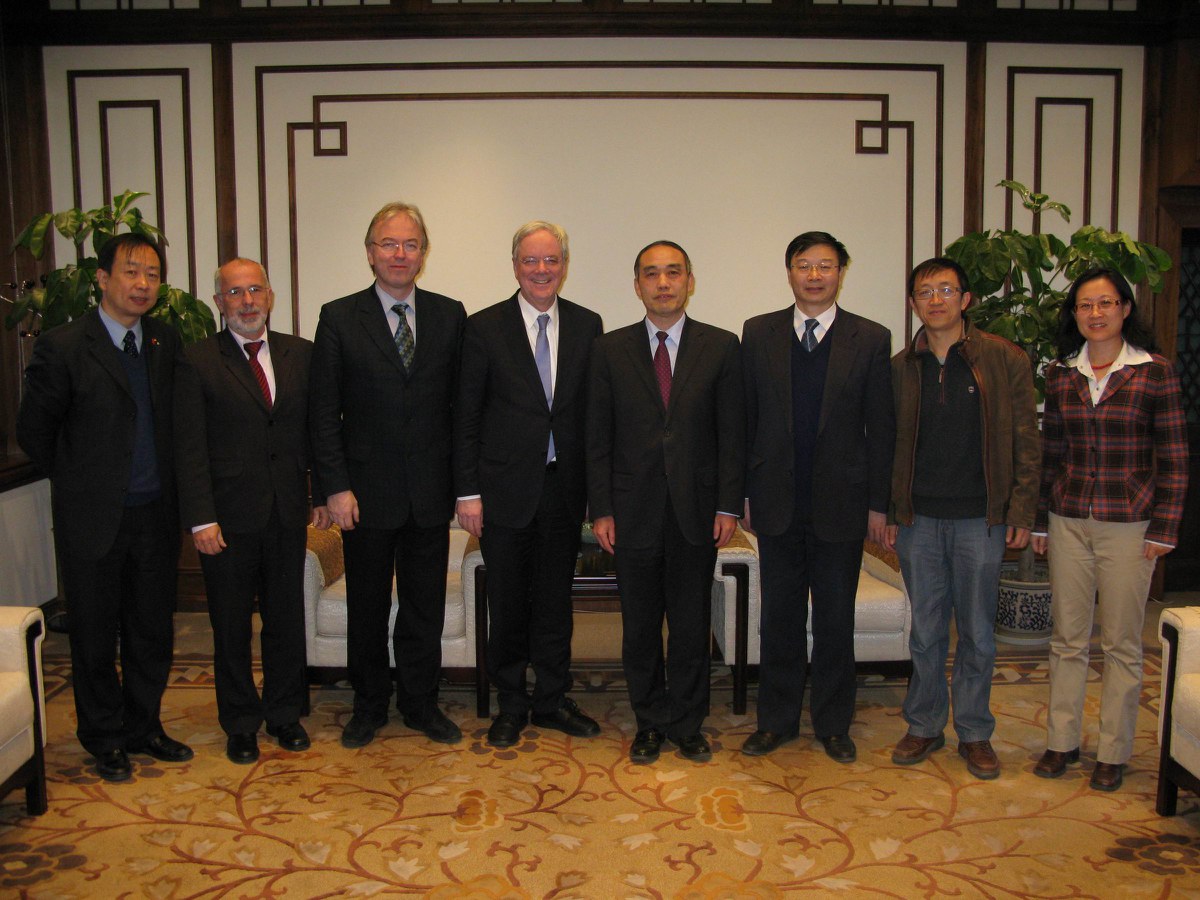 Die Jülicher Delegation im Kreise der Gastgeber an der Tsinghua-Universität.