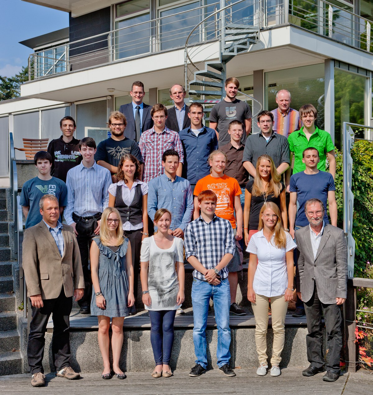 Die frisch gebackenen Mathematisch-Technischen Software-Entwickler auf dem Campus des Forschungszentrums.