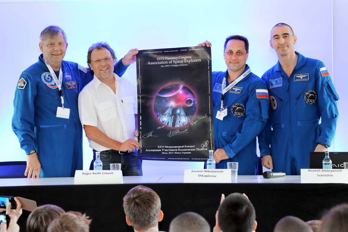 Die Astronauten mit dem Leiter des Schülerlabors in Jülich