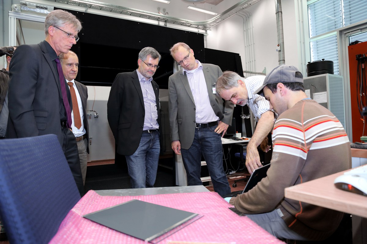 Prof. Rau erläutert die Besonderheiten der Jülicher Photovoltaik-Forschung.