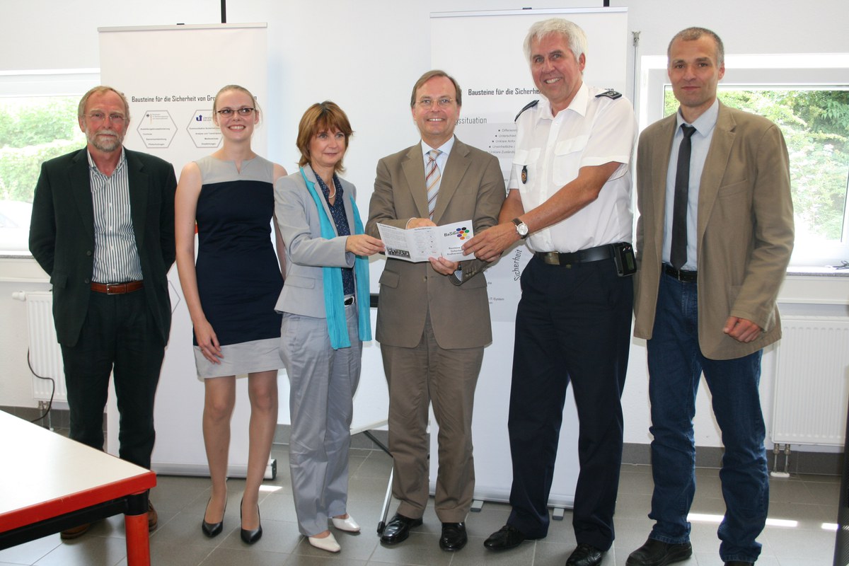 Forschungsstaatssekretär Thomas Rachel und der Wehrleiter der Dürener Feuerwehr, Jürgen Pelzer auf der Stefan Holl (r.) vom Forschungszentrum Jülich moderierte die Veranstaltung.