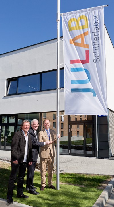 Karl Sobotta, Achim Bachem und Thomas Rachel vor dem JuLab