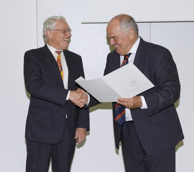 Prof. Joachim Treusch (rechts) überreicht Prof. Christoph Buchal die Urkunde.