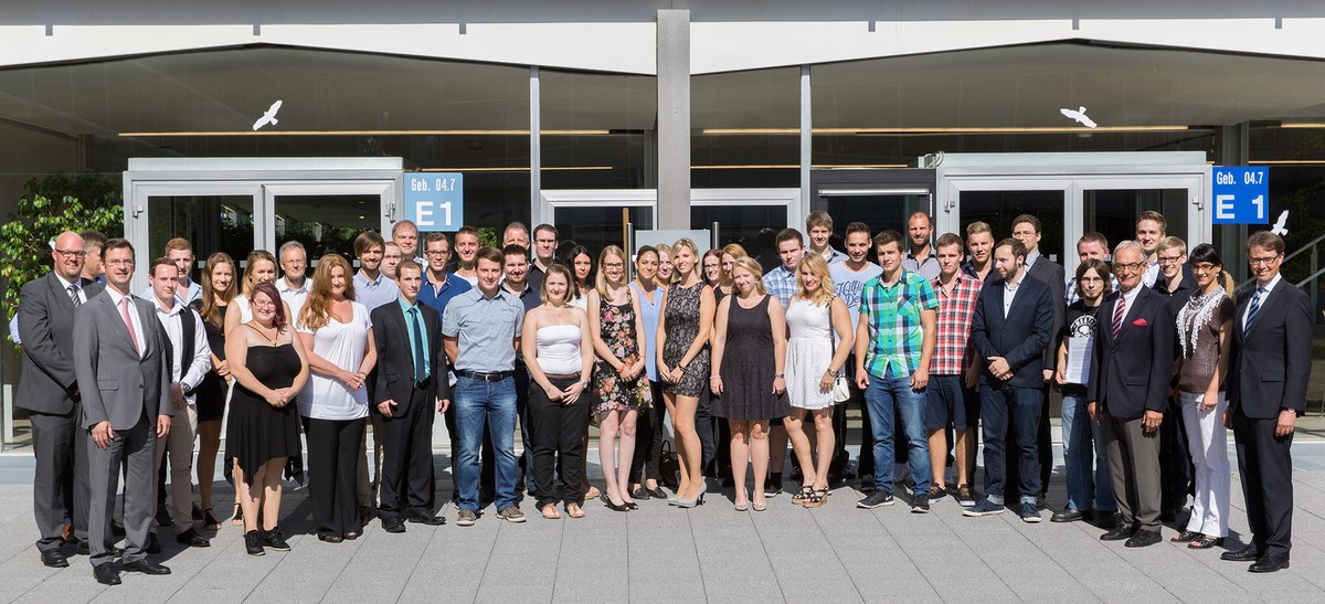 Gruppenbild der Jülicher Auszubildenden, die am 31. August ihren Abschluss feierten