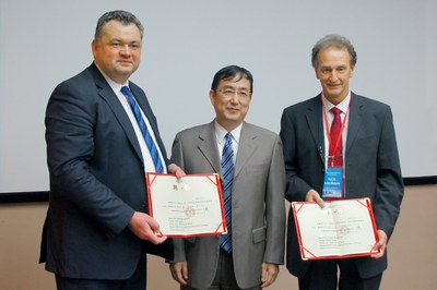 Prof. Sebastian M. Schmidt,  Prof. Xi Wang und Prof. Andreas Offenhäusser