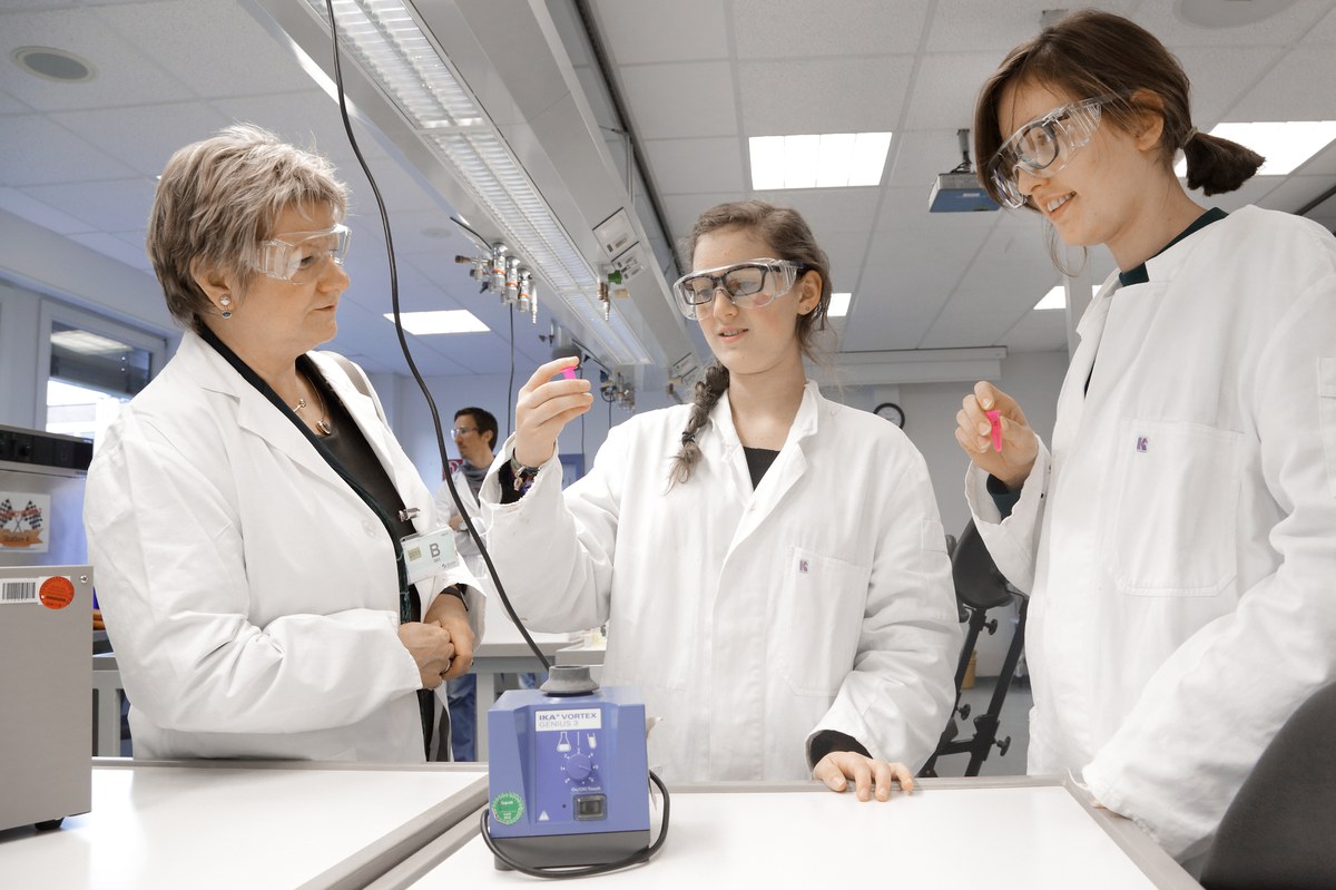 Sylvia Löhrmann erhielt einen Einblick in die praktische Lernarbeit der Schülerinnen und Schüler im JuLab.