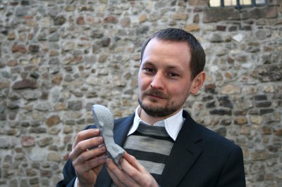 Dr.-Ing. Dietrich Faidel mit einer detailgetreuen Replik des Fundstücks