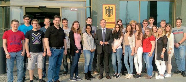 Gruppenbild der Auszubildenden mit Thomas Rachel vor dem Ministerium