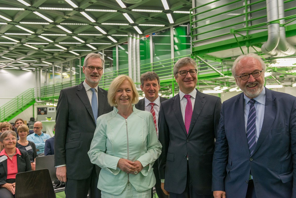 Bundesforschungsministerin Wanka besuchte auf ihrer Sommerreise JARA-BRAIN