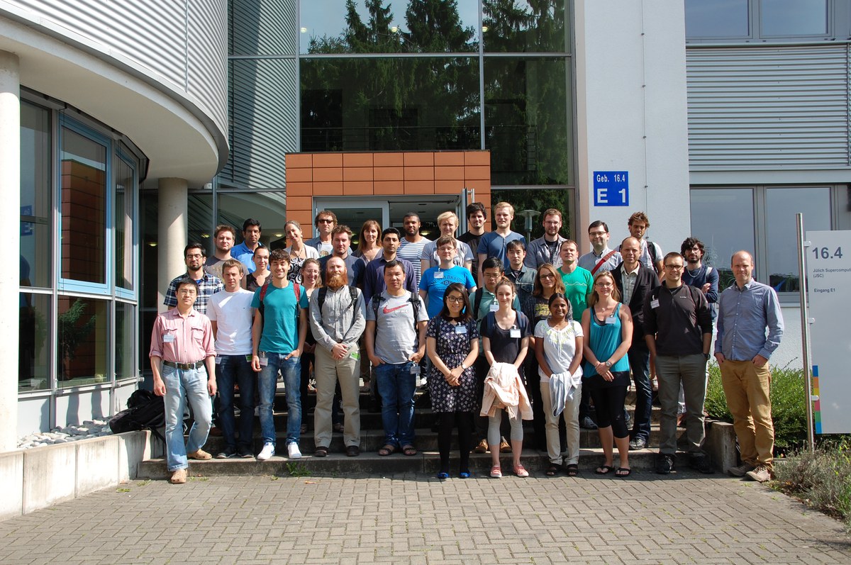 Gruppenbild vor dem Gebäude des Jülich Supercomputing Centre