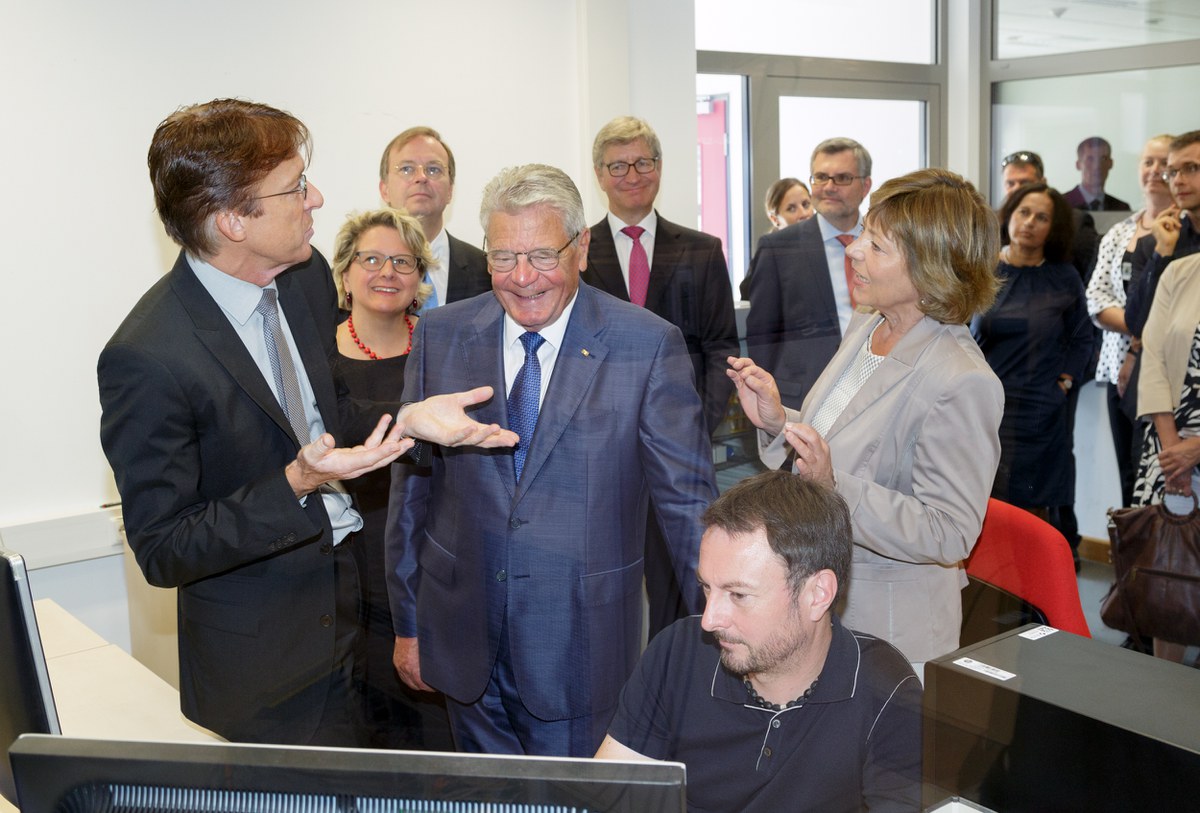 Prof. Willbold und Daniela Schadt im Gespräch