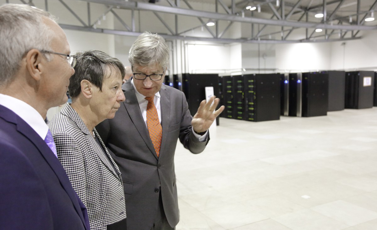 Prof. Wolfgang Marquardt erläutert der Ministerin die Arbeiten zur Klimaforschung mittels Supercomputer am JSC