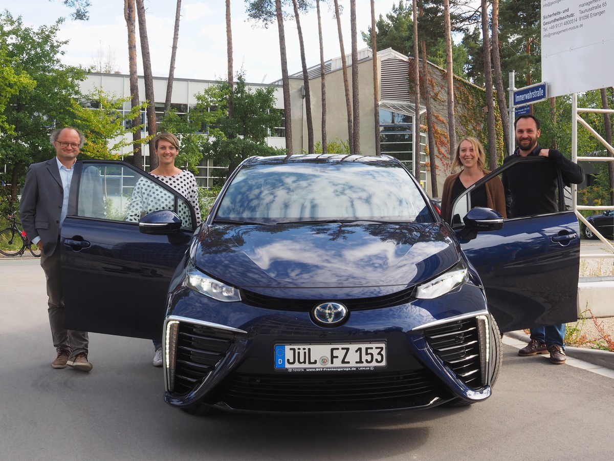Prof. Peter Wasserscheid, Dr. Susanne Spörler, Dr. Sabine Popp und Prof. Karl Mayrhofer mit dem neuen Dienstwagen des HI ERN