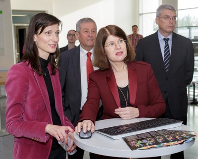 Prof. Katrin Amunts (rechts) erläutert EU-Kommissarin Mariya Gabriel schauen auf eine Leinwand, Prof. Amunts erläutert am Rechner.