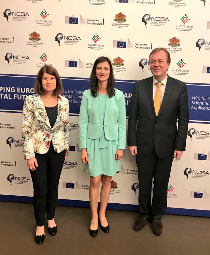 Gruppenbild: Mariya Gabriel, EU-Kommissarin für digitale Wirtschaft und Gesellschaft (Mitte), Prof. Katrin Amunts (links) und Prof. Thomas Lippert (rechts)