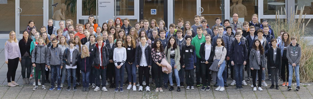 Gruppenbild der Teilnehmerinnen und Teilnehmer vor der Zentralbibliothek