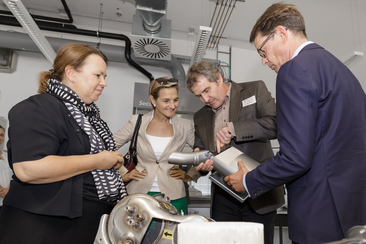 Gruppenbild im Institut mit Dieselkatalysator DeNOx